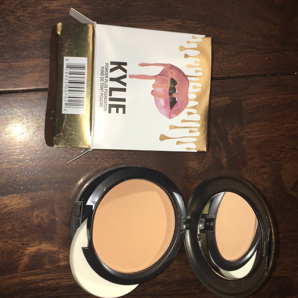 Kylie Cosmetics powder plus foundation